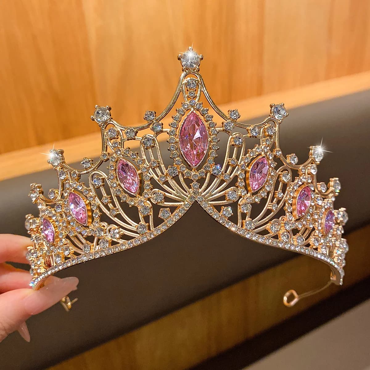 1 large fashionable crown, elegant and refined, hair accessory suitable for shows and birthdays