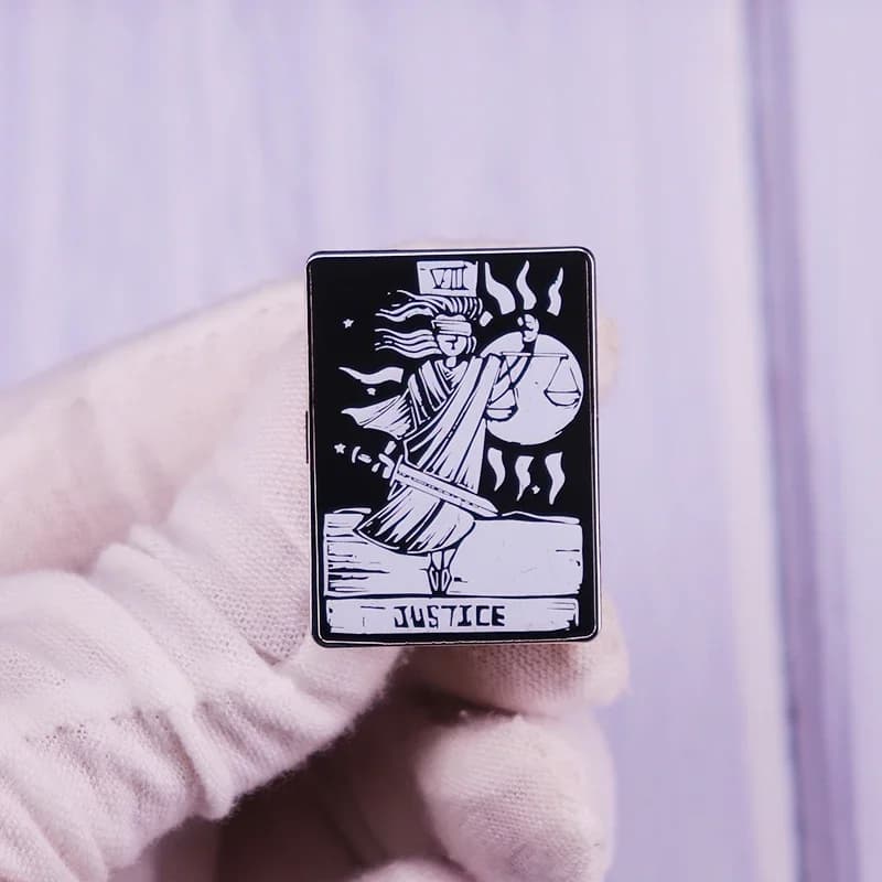 Carte dei tarocchi della giustizia spilla distintivo che tiene una spada nella mano destra e nelle scale nella sua spilla sinistra