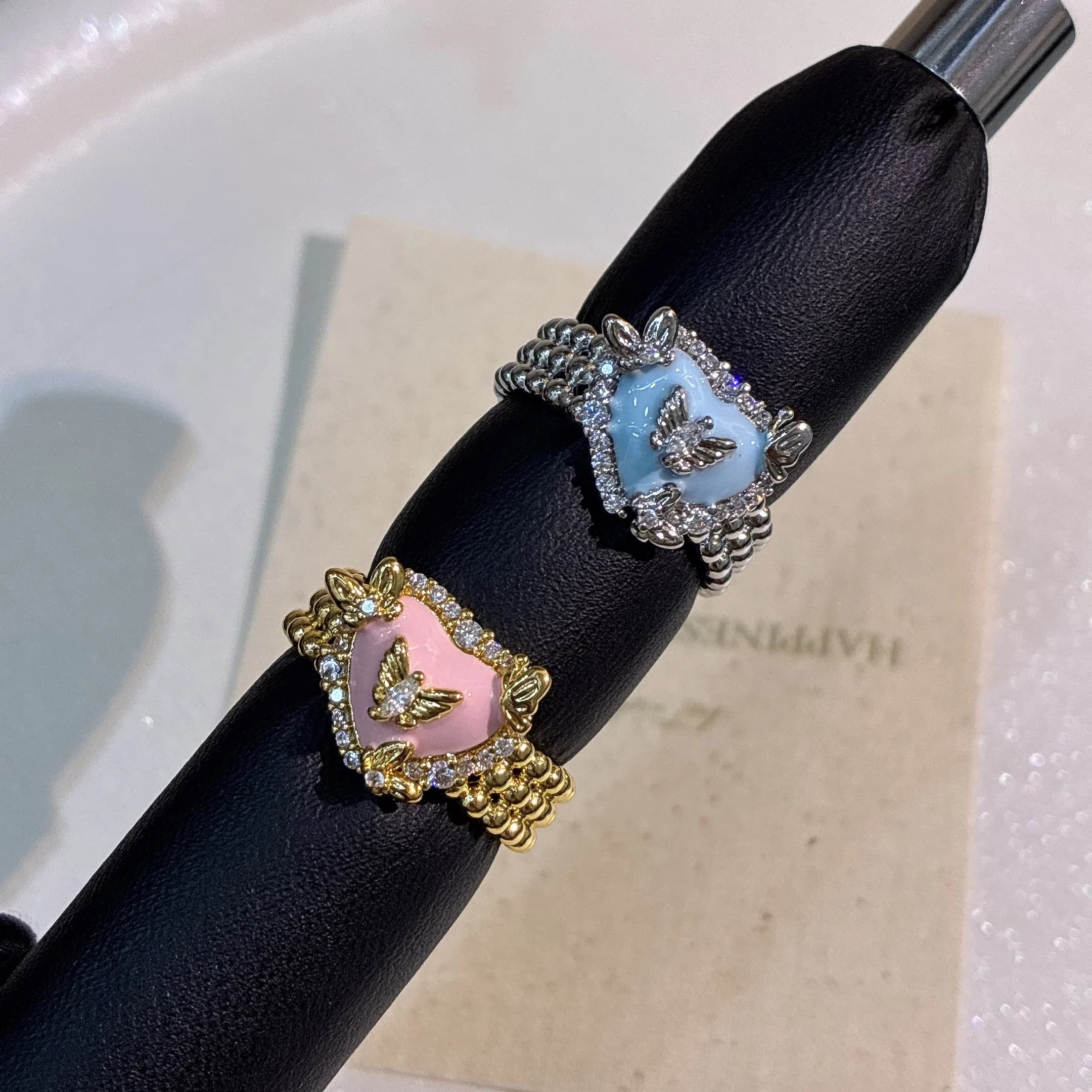 Anello Aperto con Farfalla Smaltata di Lusso Leggero, Design di Nicchia con Diamanti Incastonati, Anello da Dito Classico alla Moda e di Tendenza per Donna