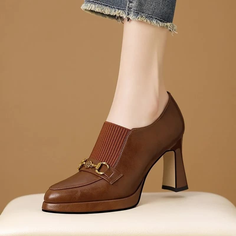 Mocassino da donna con un pedale tacco alto scarpe in morbida pelle 2026nuove scarpe con tacco grosso con bocca elastica stile britannico con fondo spesso