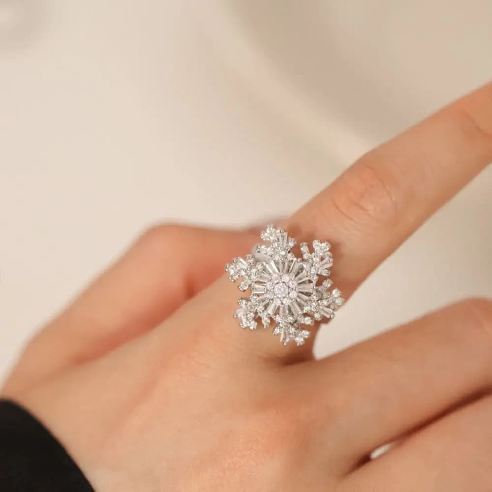 Lightweight Luxury Snowflake Ring, Stylish Swivel Ring and Snow Flower Shape Sparkling, Fashion Jewelry, Crystal Zircon Ring for Wedding