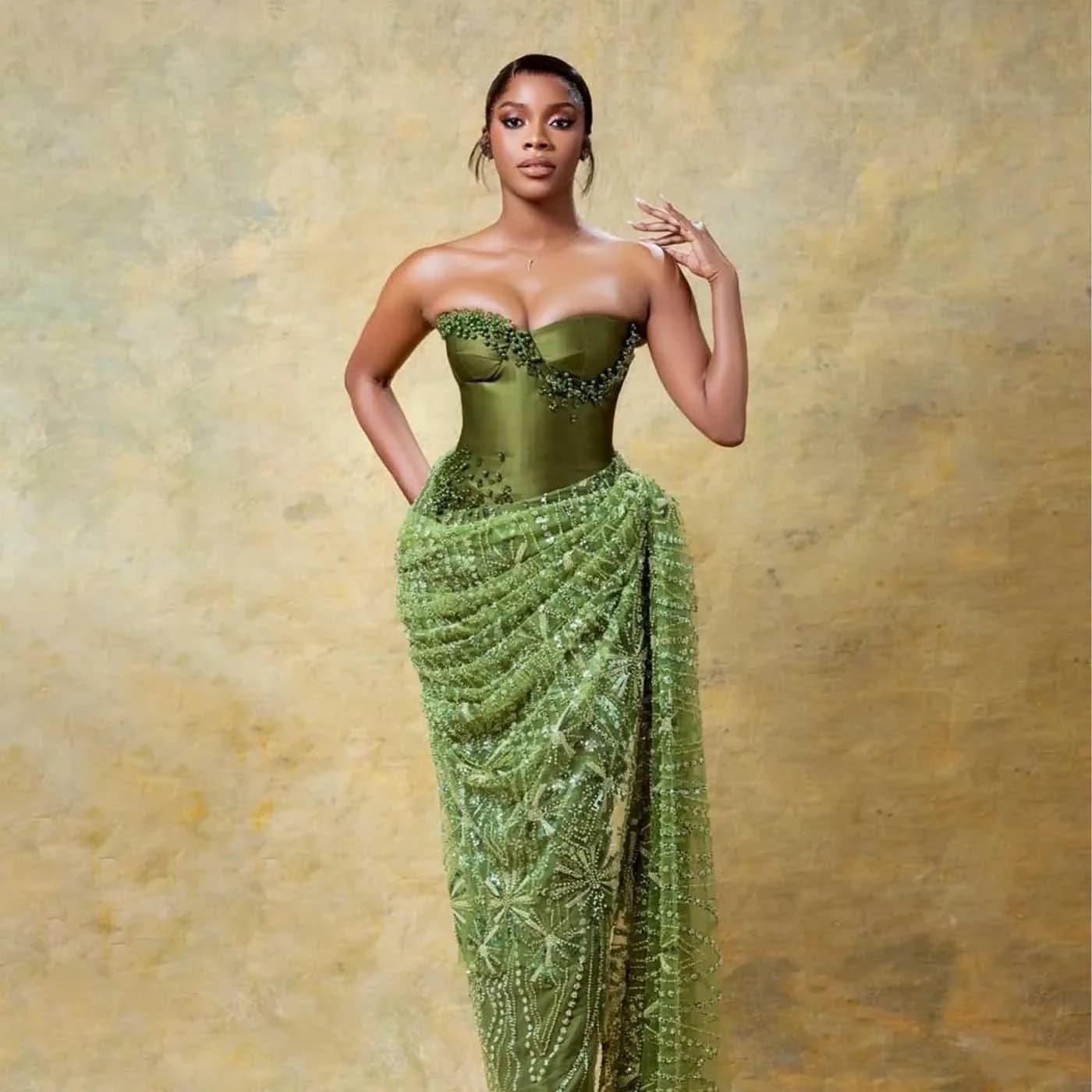 Abito senza spalline in pizzo verde Corsetto Abito da cerimonia nuziale africano Abito da compleanno con perle di lusso Abito personalizzabile in stile nigeriano