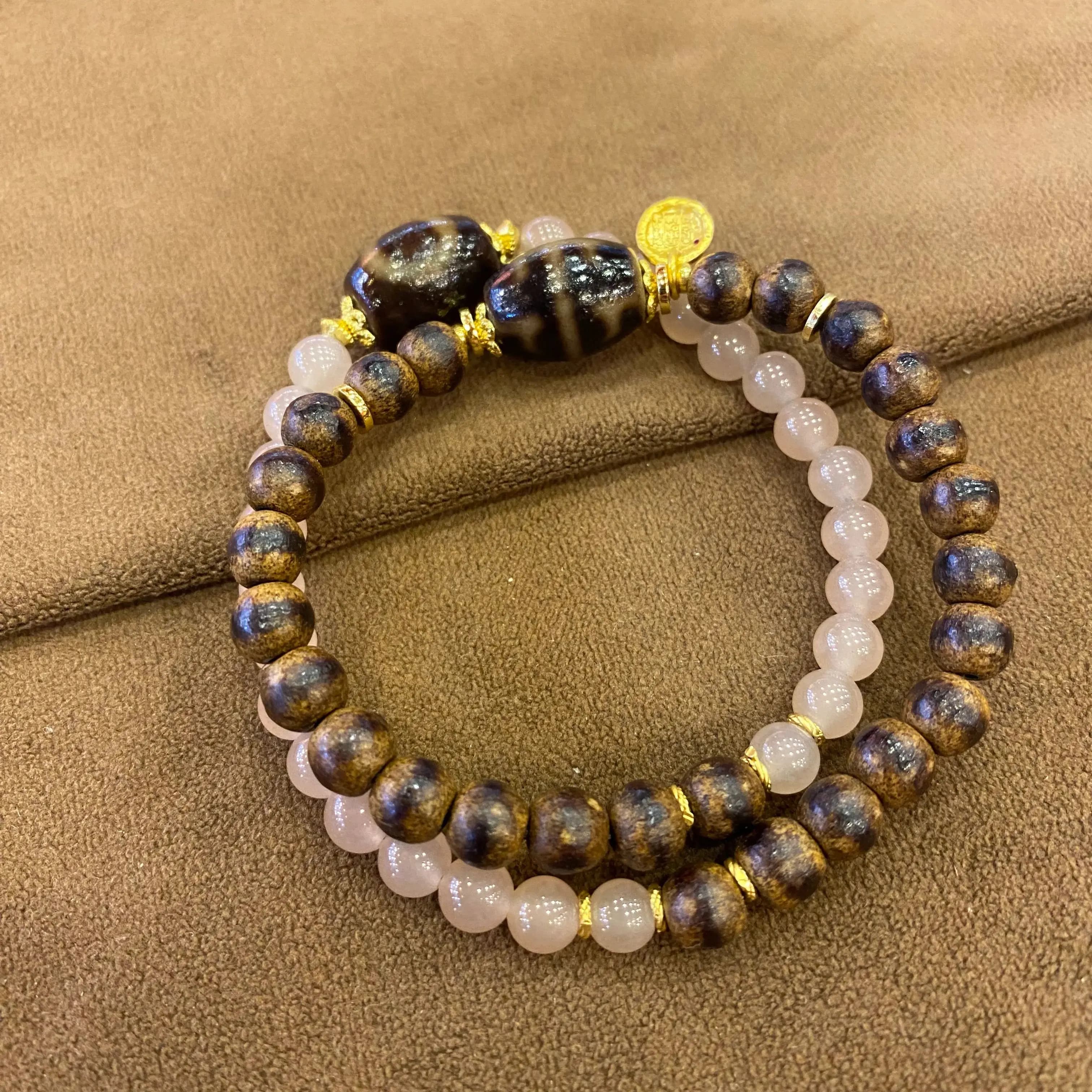 Bracciale in Legno di Agar e Quarzo Rosa con Perle Dzi