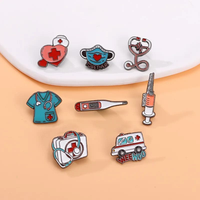 Supplies for doctors and nurses Spille enamelled Needle Breather Thermometer Stetoscope Ambulance Medical Kit Spilles in the shape of a cloth hat