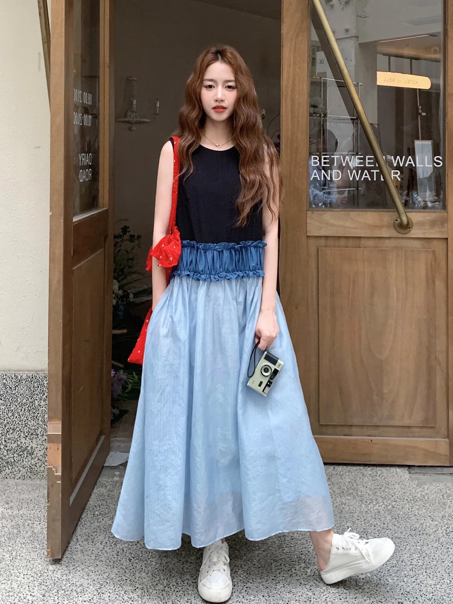 Elegante Abito Lungo Estivo da Donna con Blocchi di Colore e Finiture in Legno, Nuovo Modello con Scollo Rotondo Senza Maniche, Stile Vacanza, Vita Morbida
