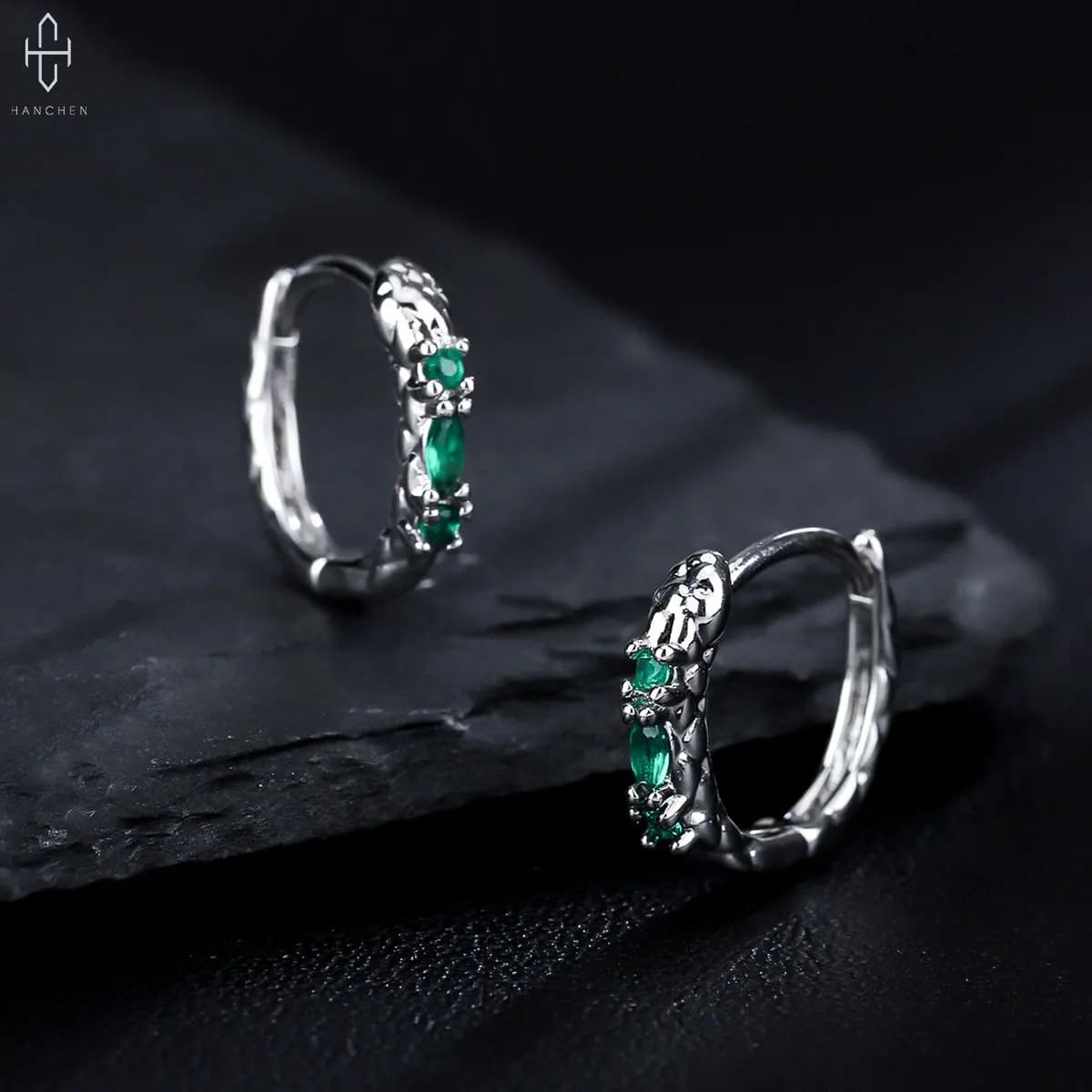 One-pair, copper snake earrings, men's high-end sense versatile fashion emerald earrings, women's personality design, low sensitivity and non-fading, versatile for travel parties, gift-giving