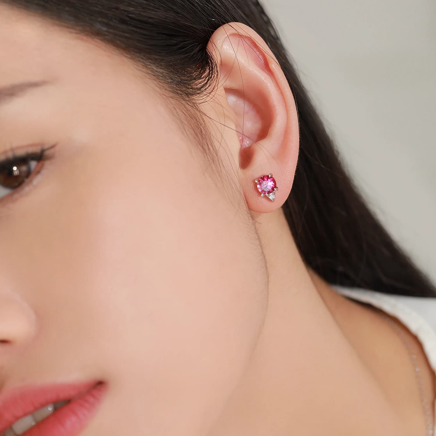 Orecchini a lobo Ailmay vintage in argento sterling 925 con zirconi rotondi rosso granato, regalo per donna per le vacanze o anniversari.