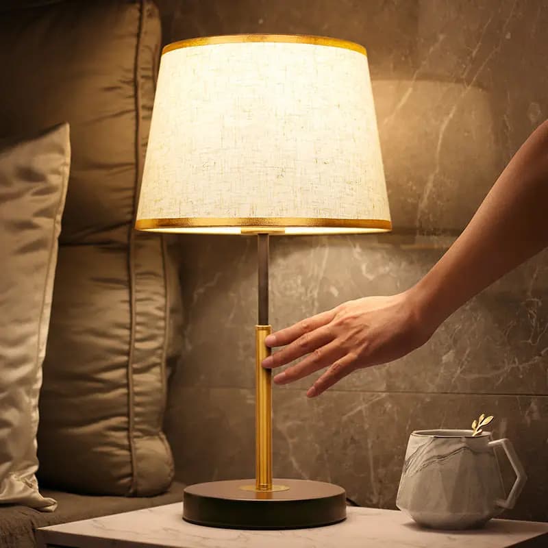 Lampada da scrivania di lusso leggera Comodino per camera da letto Lampada da comodino moderna semplice e calda Luce di lusso romantica nuovo stile cinese