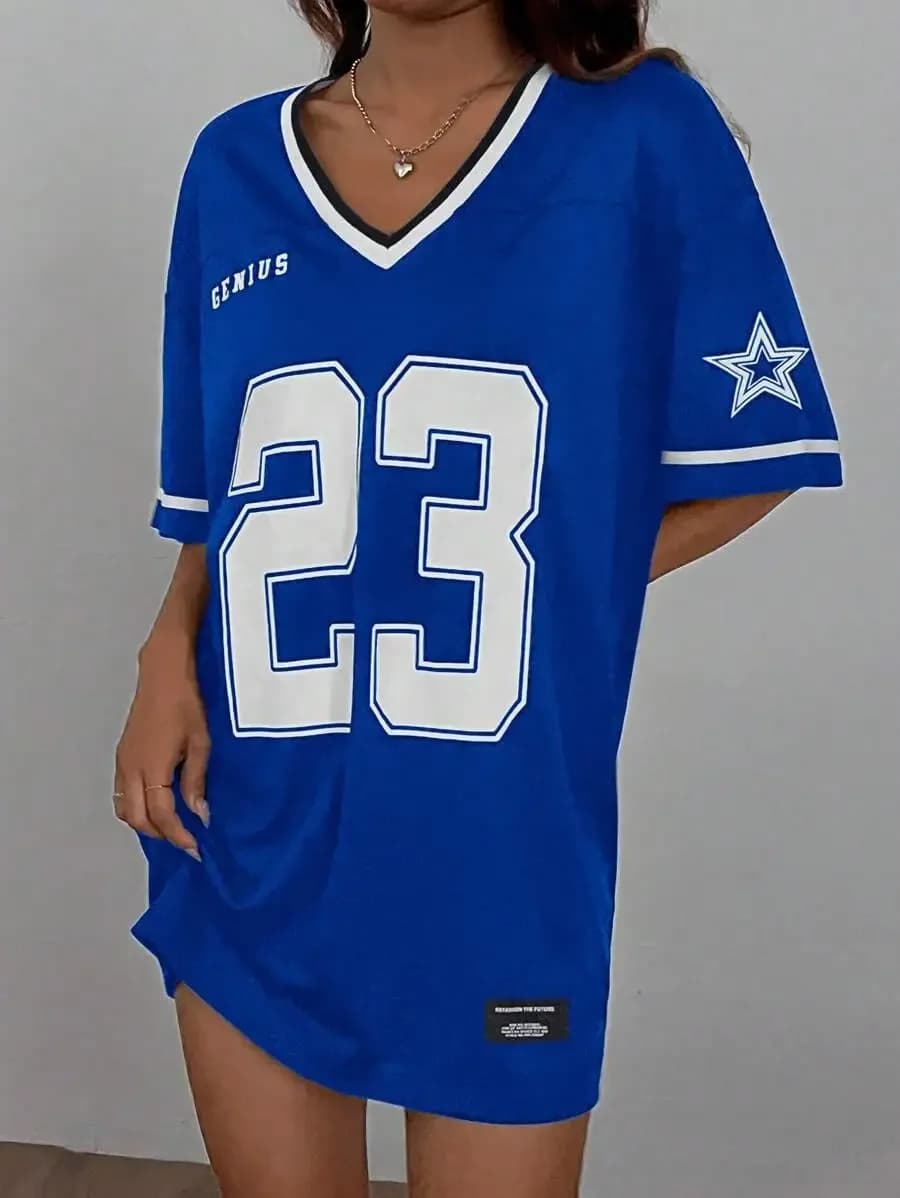 Abito casual a maniche corte con scollo a V e stampa di un numero 23 e una stella, stile maglia da calcio.