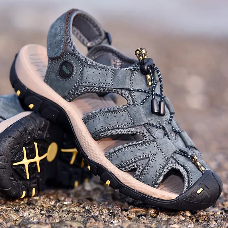 Sandali con punta in pelle di vacchetta di primo strato per uomo 2025 Nuove scarpe da spiaggia Scarpe da esterno casual antiscivolo in pelle bovina da uomo