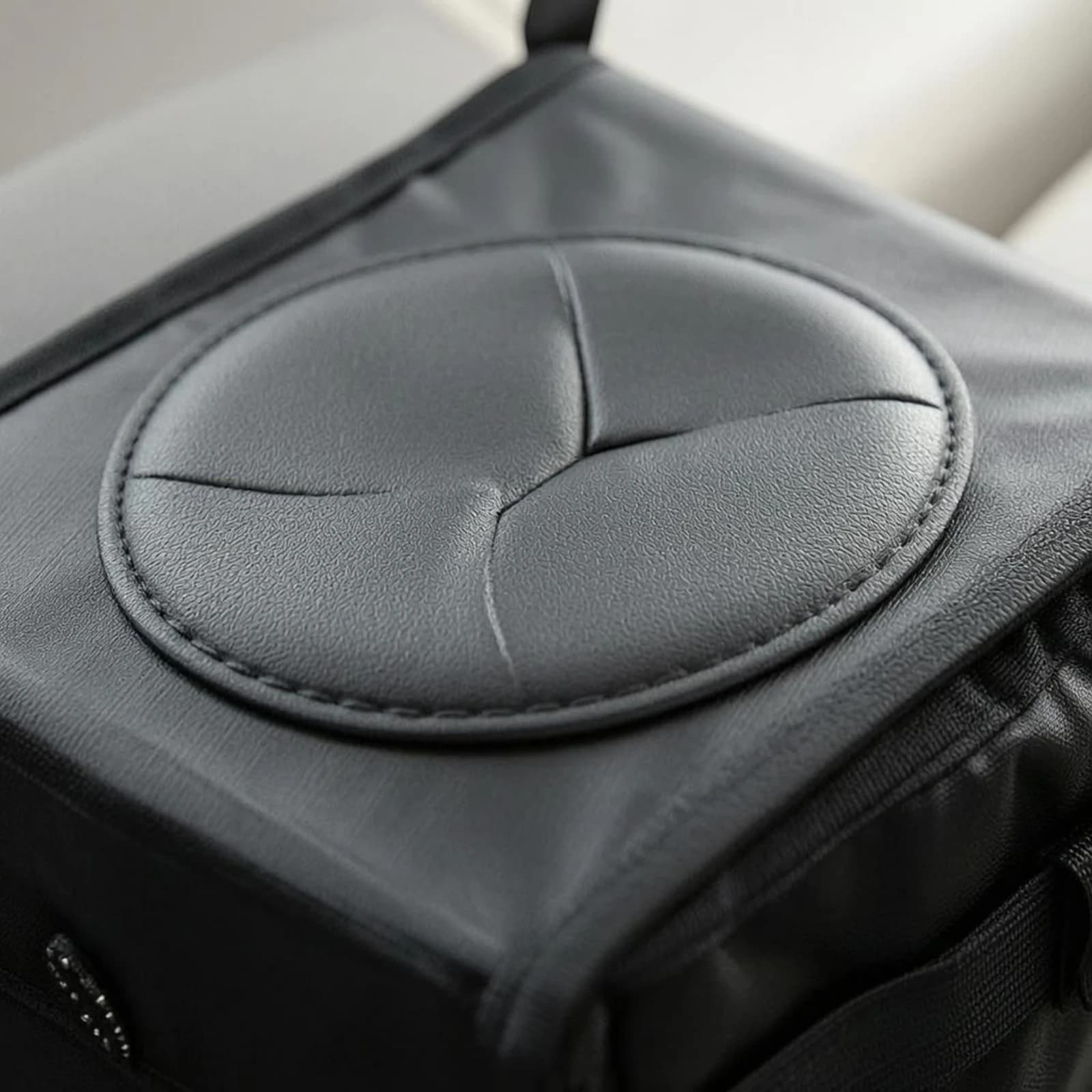 Seat-Back Trash Bin Waterproof Foldable Car Trash Bin Waste Basket Covered Top Vehicle Accessory Leak-Proof