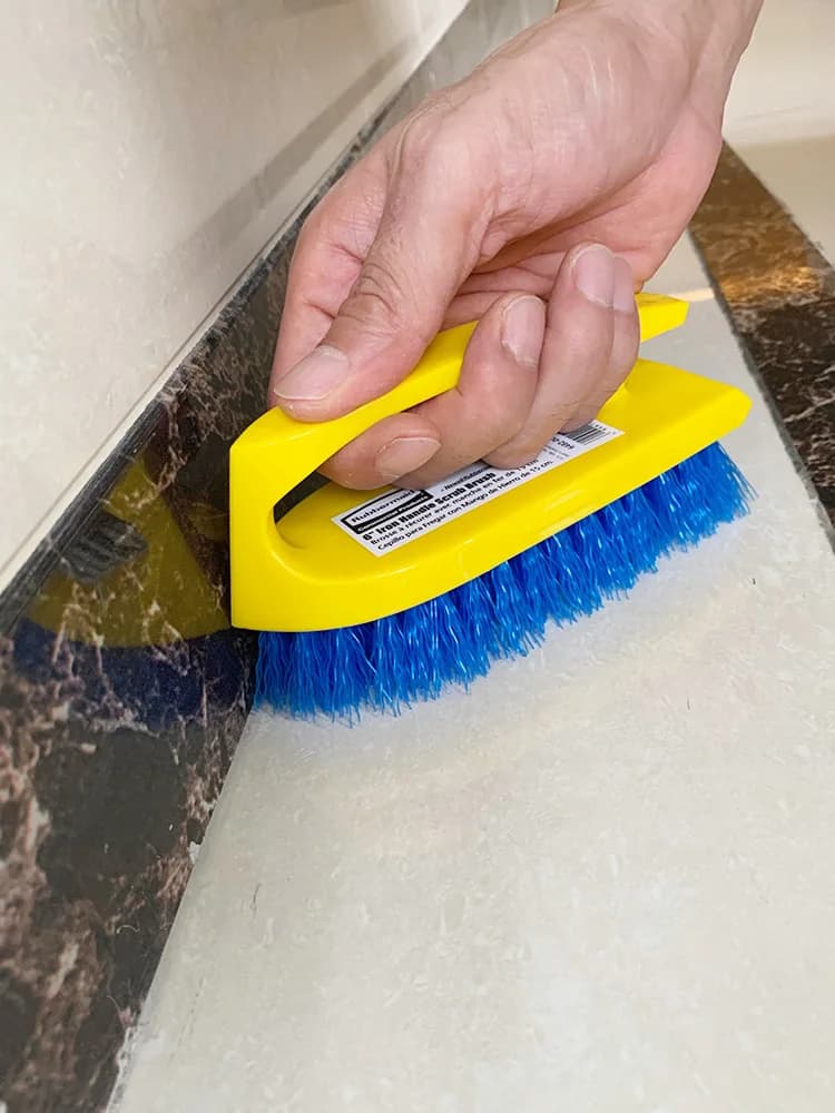 Spazzola per pavimenti Rubbermaid Commercial con setole rigide per la pulizia di bagno e WC, pavimenti in cemento, uso domestico e commerciale