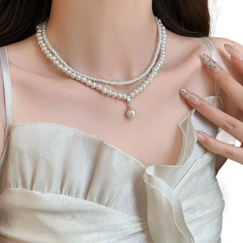 Squisita collana francese di perle finte a doppio strato con un design femminile e una catena al collo con temperamento e un lucchetto a catena in osso