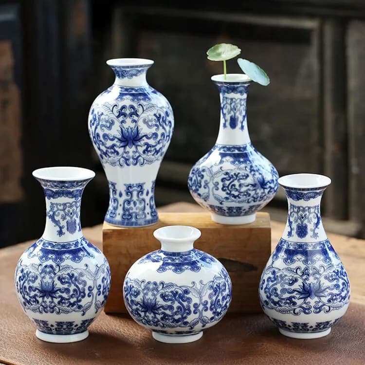 Vaso da tavolo cinese antico in porcellana bianca e blu, decorazione artigianale, piccola composizione floreale in ceramica