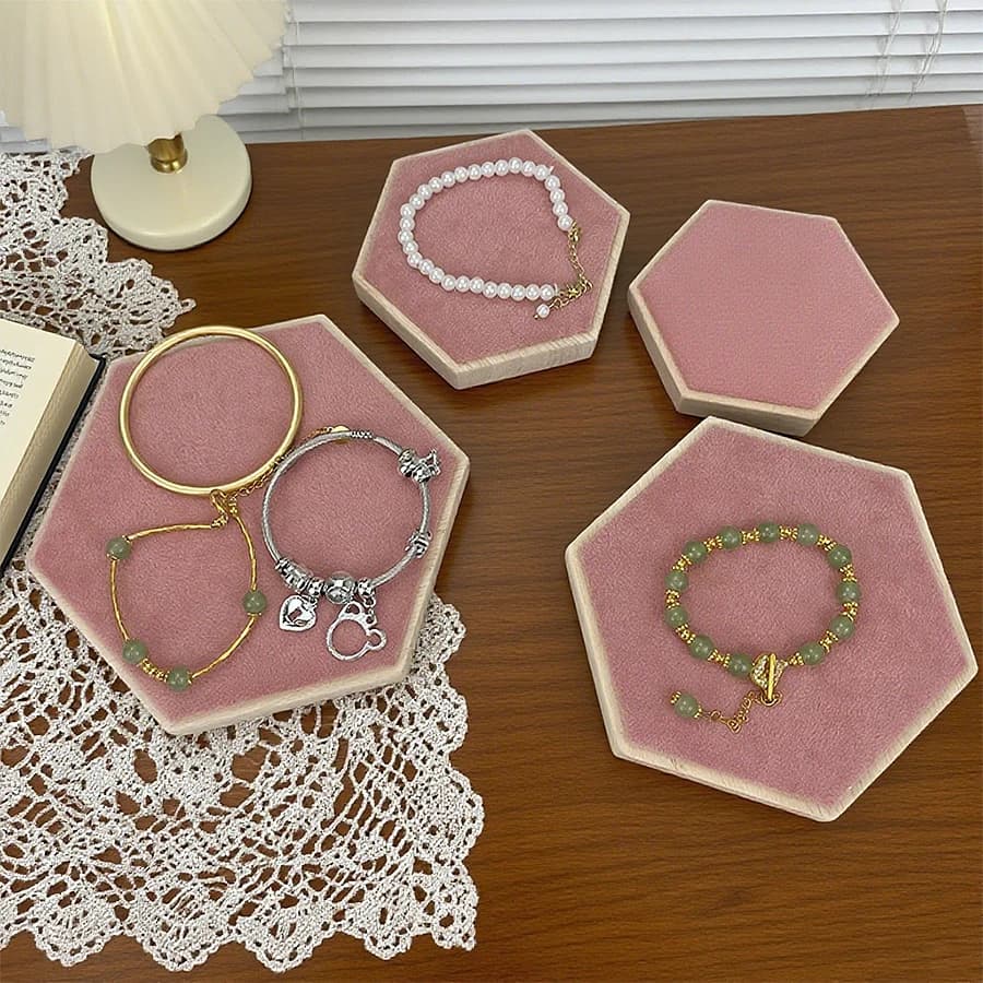 Hexagonal Jewelry Display Stand, Used for Organizing and Storing Bracelets and Necklaces.