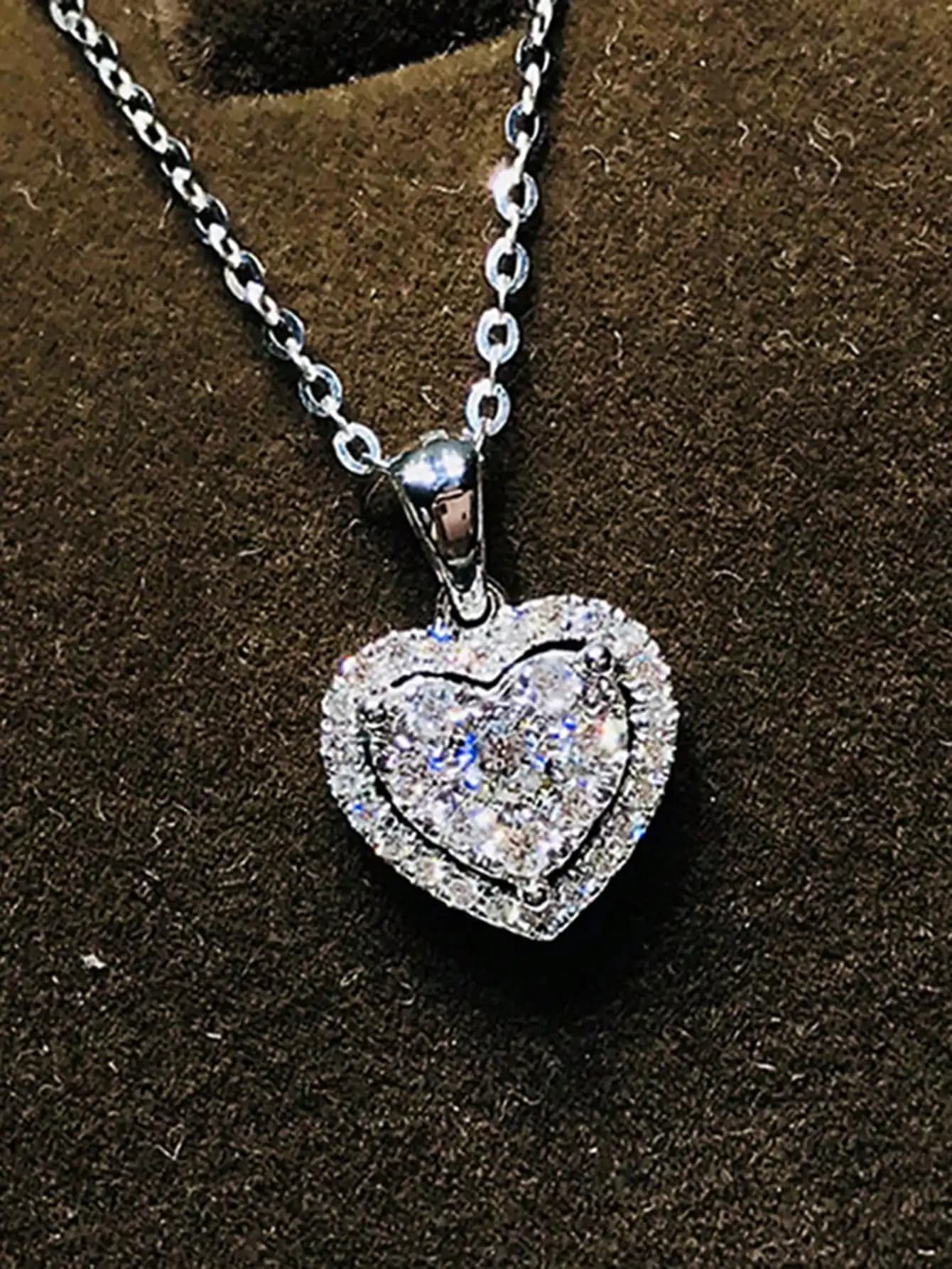 Collana con pendente in zirconi cubici a forma di cuore da donna, catena color argento