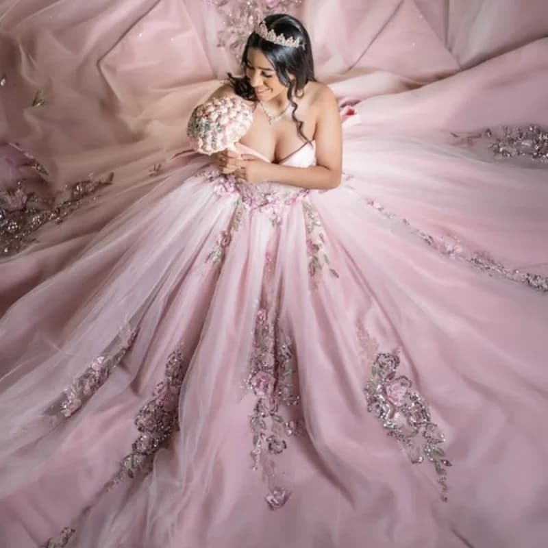 Abiti Quinceanera rosa Decalcomania glitterata con spalle scoperte Coda lunga Stratificazione di pizzo Fiore 3D Fiocco Vestido 15 Quinceanera Personalizza