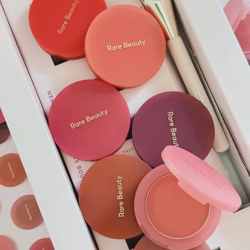 Nuovo Blush Opaco Soft Pinch di Rare Beauty, Texture Morbida come Purè di Patate, Fard in Polvere e Crema, Lunga Durata, Naturale e Impermeabile