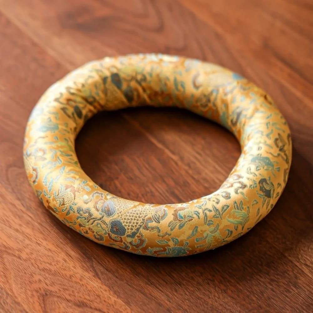 Tappetino per Campana Tibetana Nepalese in Broccato Antiscivolo, Tappetino per Suoni in Rame a Forma di Ciambella, Sottopiatto Tradizionale in Legno a Forma di Pesce per Meditazione