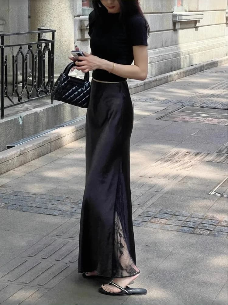 Elegante gonna midi estiva da donna in acetato nero con inserti in pizzo, a vita alta, snellente, in raso, che avvolge le braccia