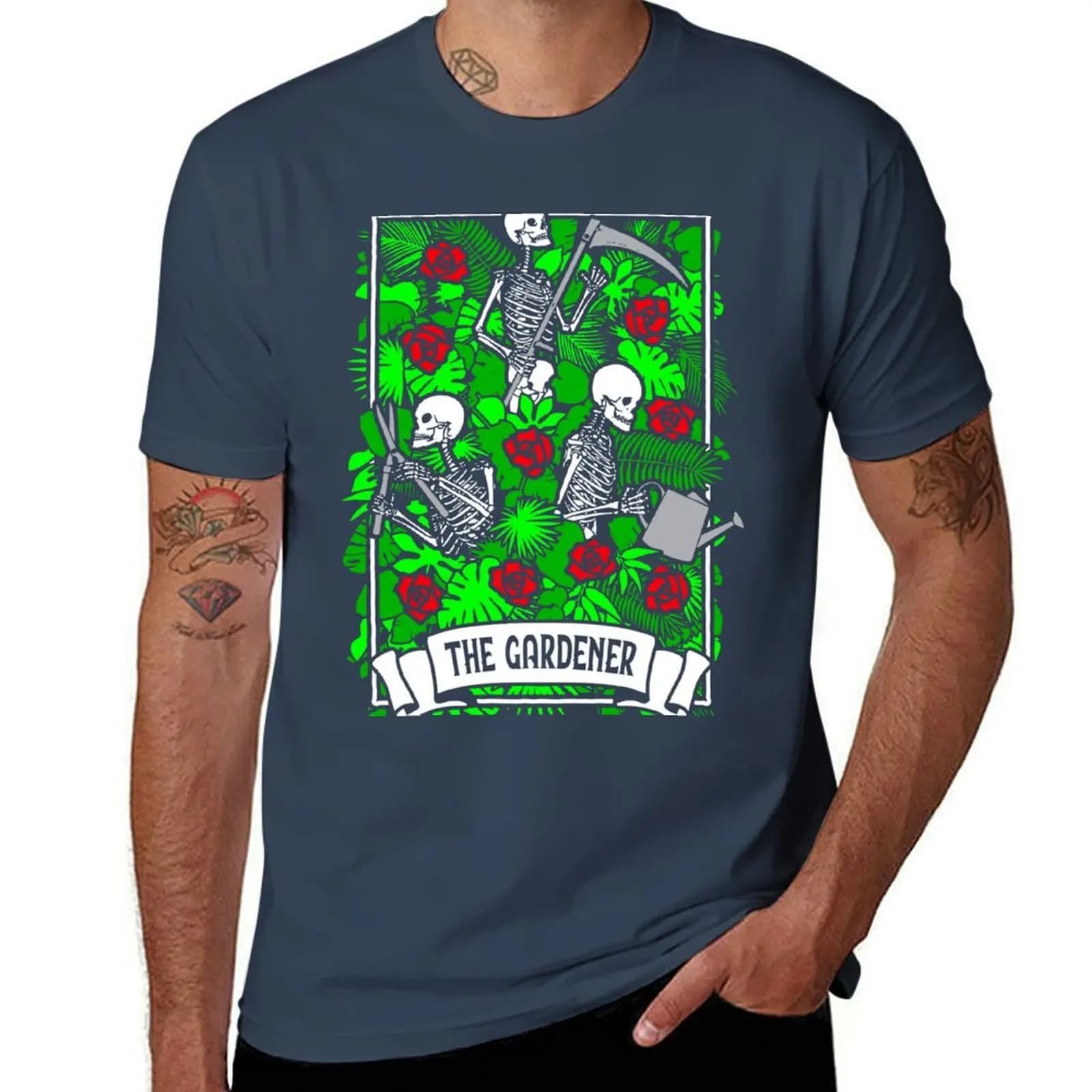 T-shirt da uomo traspirante con stampa scheletro e rose, tema Giardinaggio, per amanti delle piante - The Gardener Tarot Card