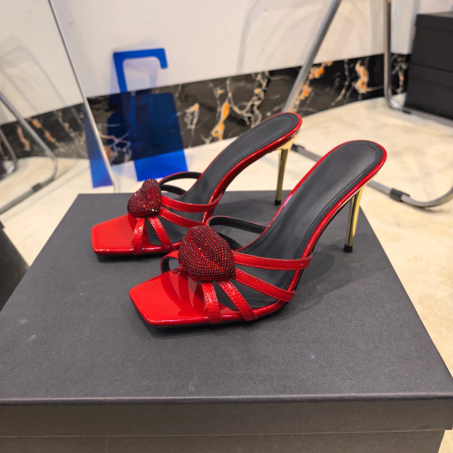 Nuovi arrivi: Sandali mule da donna in pelle verniciata a forma di labbra con dettagli in strass, punta quadrata e tacco a spillo. Estremamente sexy.