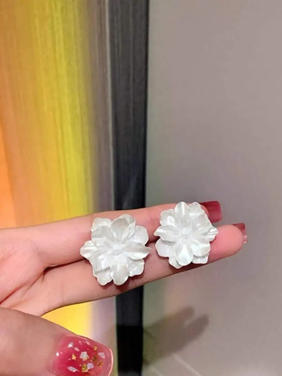 White Floral Stud Earrings Vintage Style For Women Everyday Wear Bridal Gift
