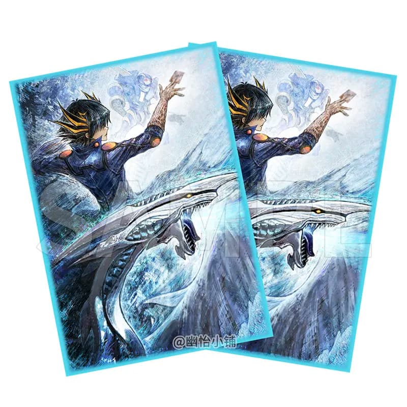 60 pezzi Yu-Gi-Oh! Porta Carte da Gioco Stardust Dragon 63x90mm, Custodia Protettiva per Carte Collezionabili Anime Yusei Fudo YGO, Regalo