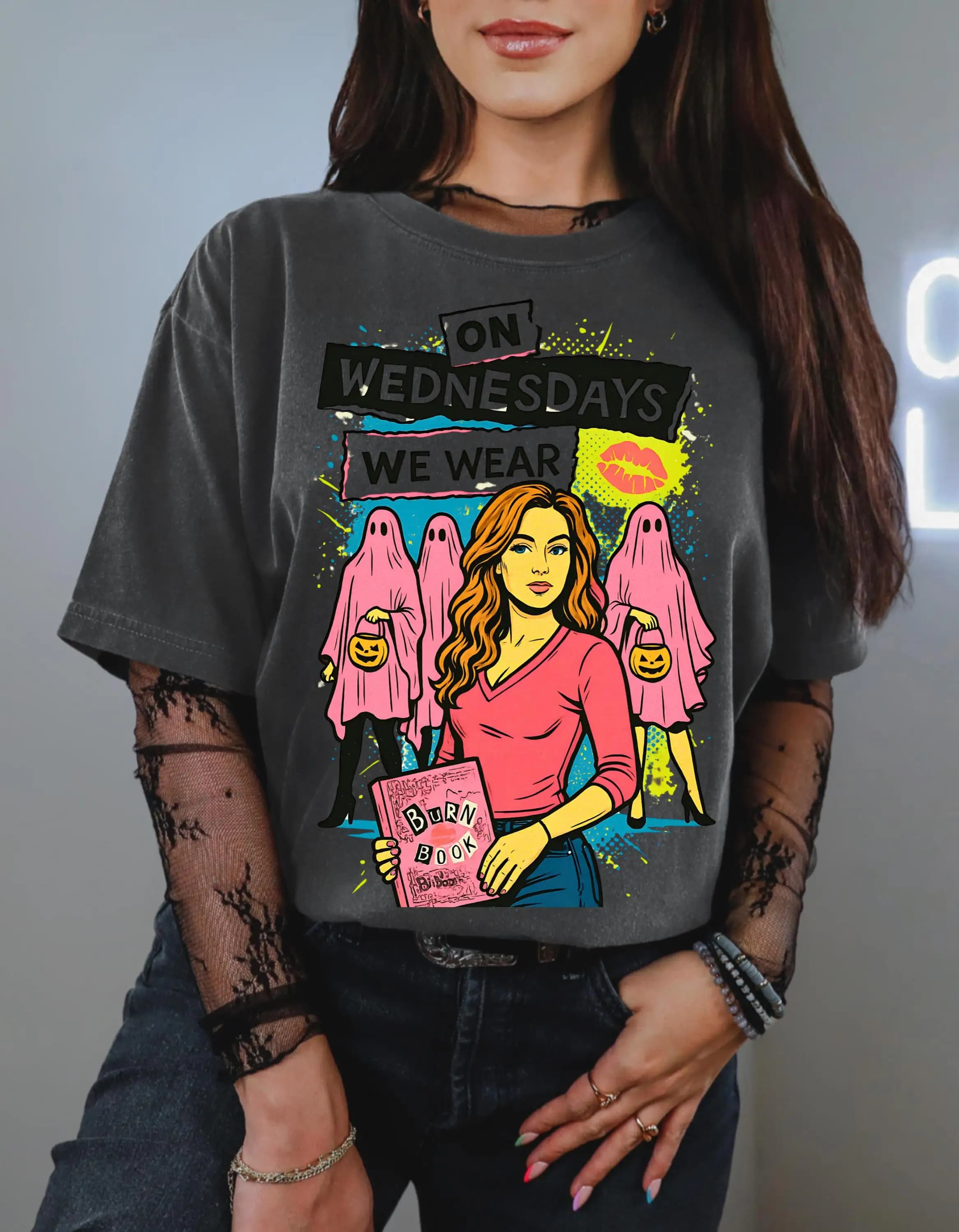 T-shirt con grafica On Wednesdays: parodia chic, t-shirt pop culture, t-shirt estiva da uomo e da donna, ampia e traspirante