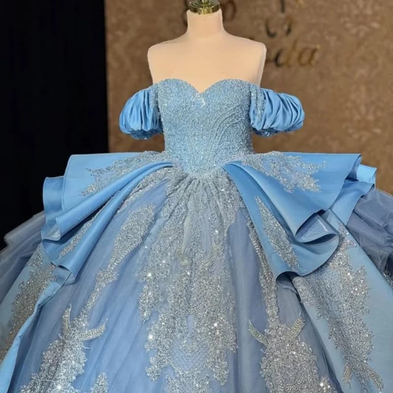 Abiti Quinceanera blu cielo lucido personalizzati con spalle scoperte applique in cristallo Fiocco a strati Coda lunga Vestido 15 Quinceanera