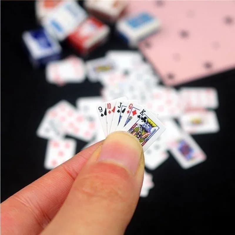 1 Set Mini Carte da gioco da poker Simpatici giochi in miniatura Divertenti Atmosfera attiva Giocattoli da viaggio Scherzo Puntelli Accessori per casa delle bambole
