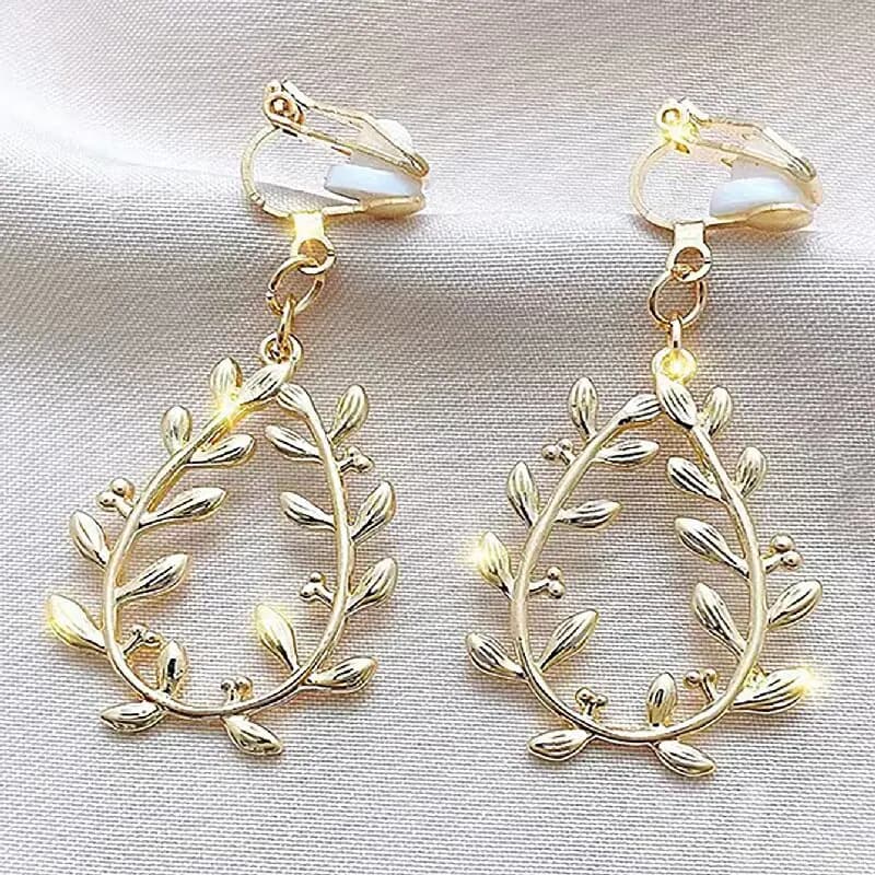 Orecchini a clip eleganti da donna con foglia dorata, senza piercing, gioielli di lusso in stile etereo europeo.