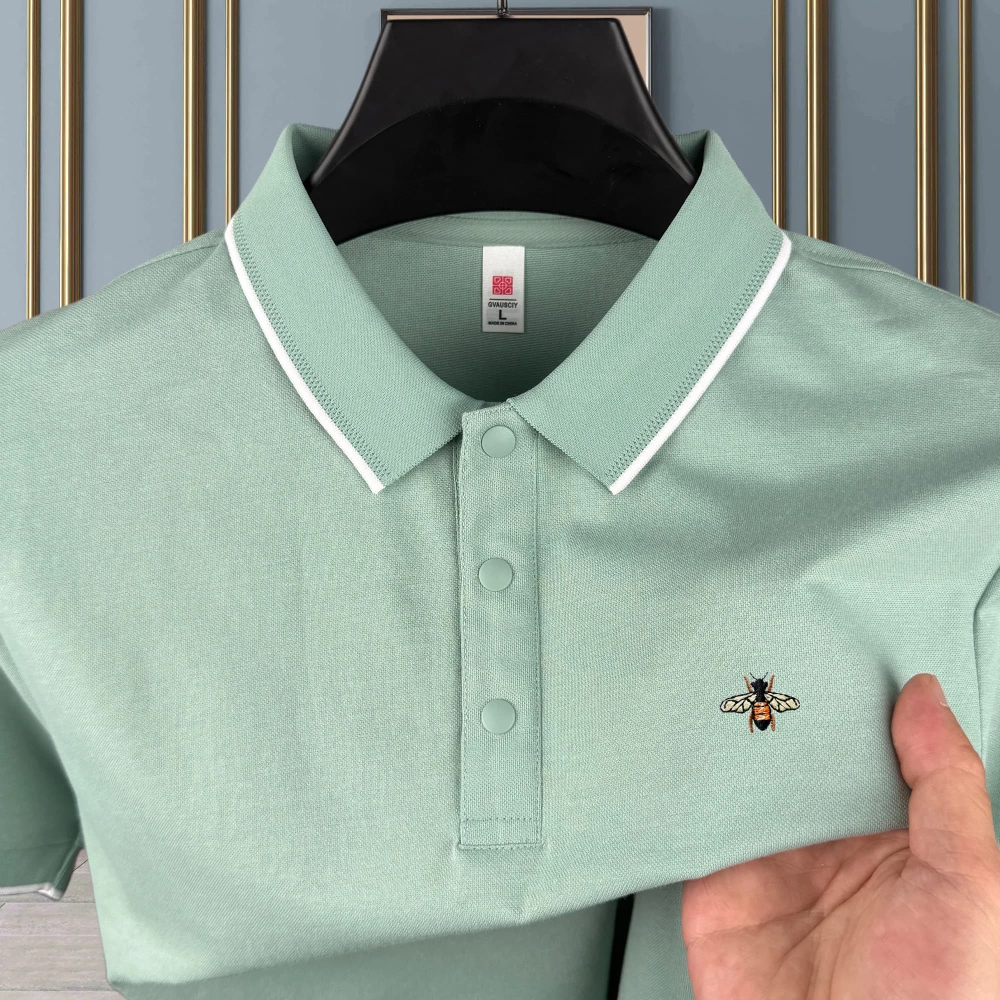 Polo da uomo di alta gamma in cotone a maniche corte, serie estiva di lusso a righe con ricamo a ape, top da golf casual, T-shirt