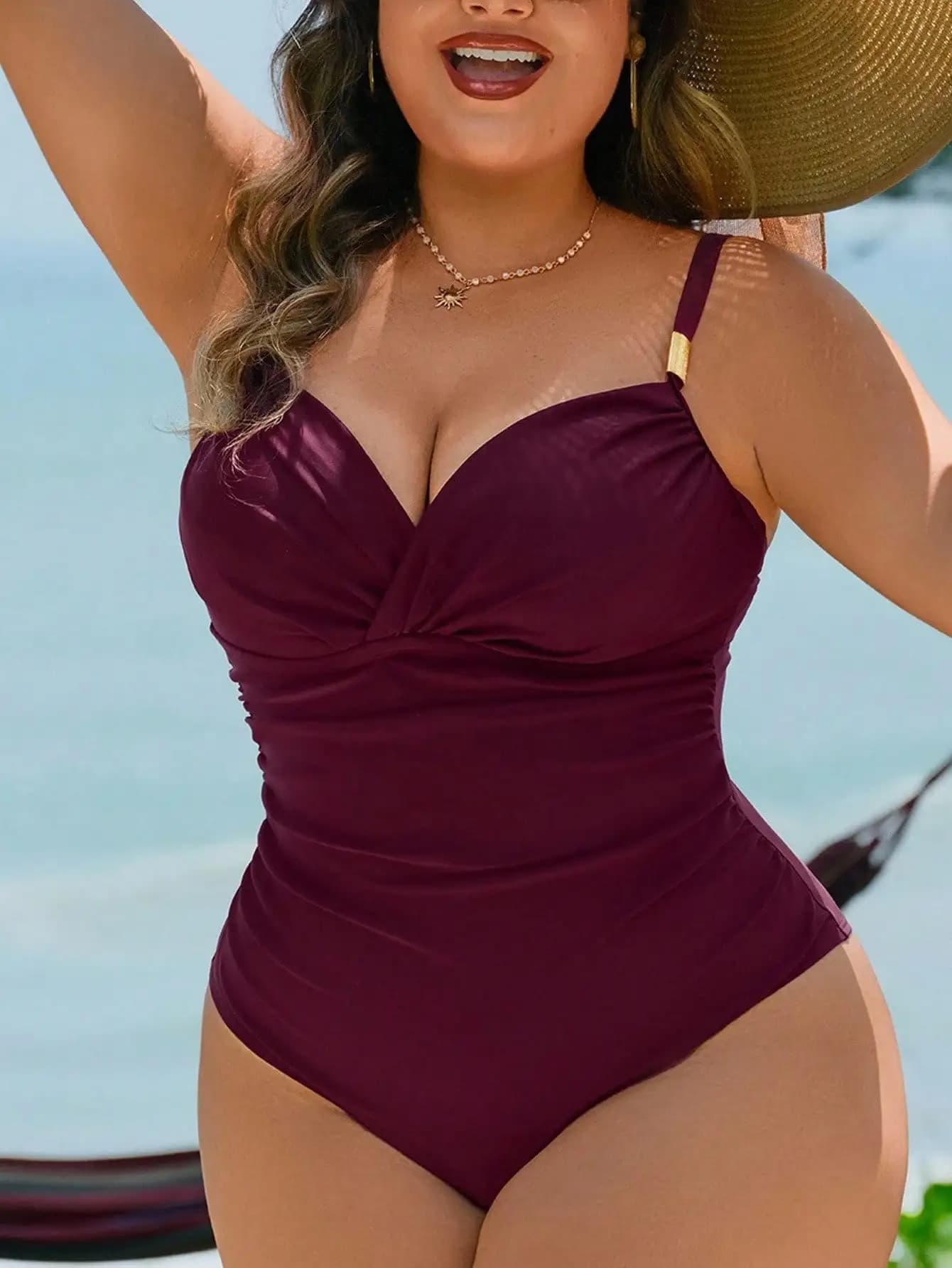 Costume da bagno intero bordeaux taglie forti con dettagli metallici, vita arricciata e dettagli incrociati per abbigliamento da spiaggia curvy