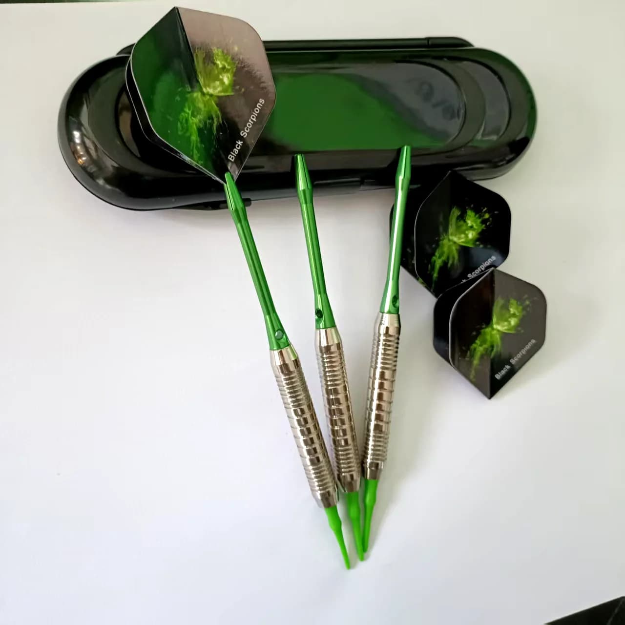 Freccette con Punta Morbida da 18g, Grado Competizione Professionale - Fusto di Precisione - Include Alette e Aste - Confezione Regalo