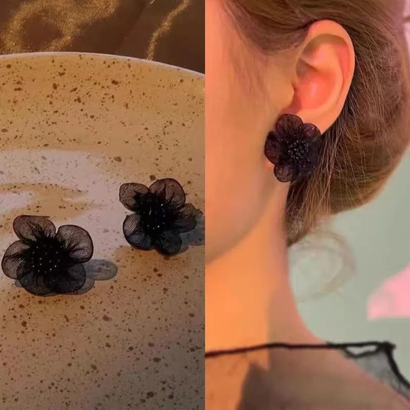 Orecchini a bottone con fiori in rilievo in tessuto di filato nero da sogno Orecchini con temperamento da donna Gioielli da indossare ogni giorno per le feste