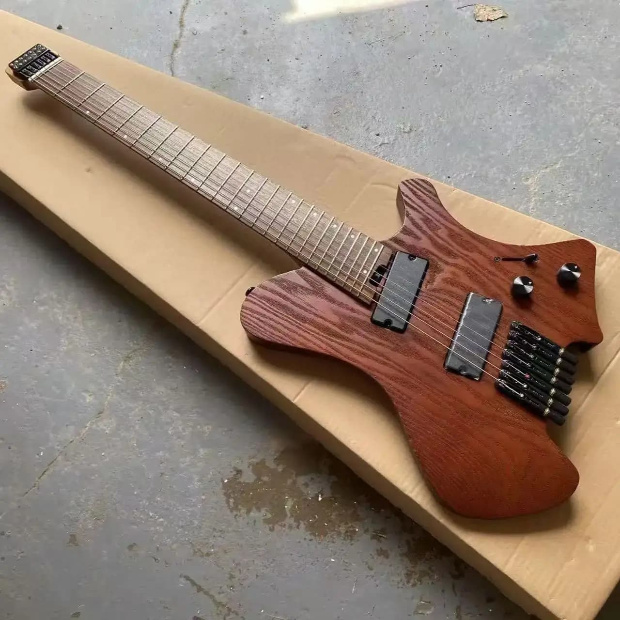 Acepro Nuovo Arrivo Chitarra Elettrica Headless a 7 Corde con Corpo in Frassino Roasted, Tasti a Ventaglio, Pickup Attivi e Manico in Acero Roasted a 9 Pezzi
