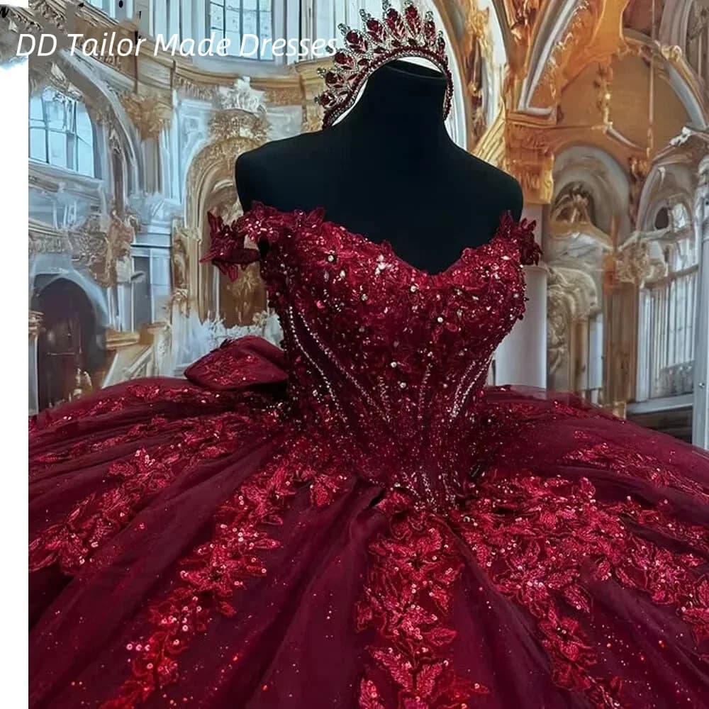 Abito da ballo bordeaux di lusso Abiti Quinceanera Applicazioni in pizzo Perline Glitter Abito da festa formale Abito dolce 16 personalizzato