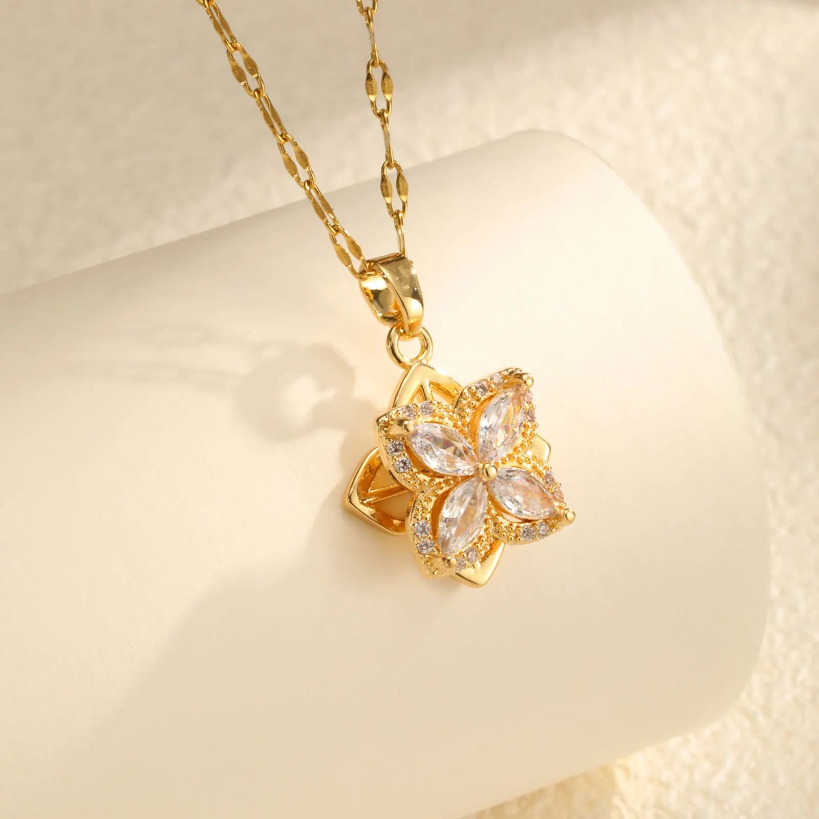 Collana a catena con fiore a forma di cuore in zirconi in acciaio inossidabile 316L, girocollo con catena a clavicola a maglia sottile da donna, gioielli con temperamento alla moda