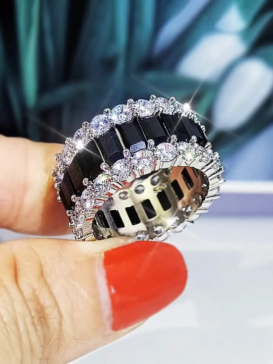 Anello a fascia larga con pietra nera in zirconia cubica per donna