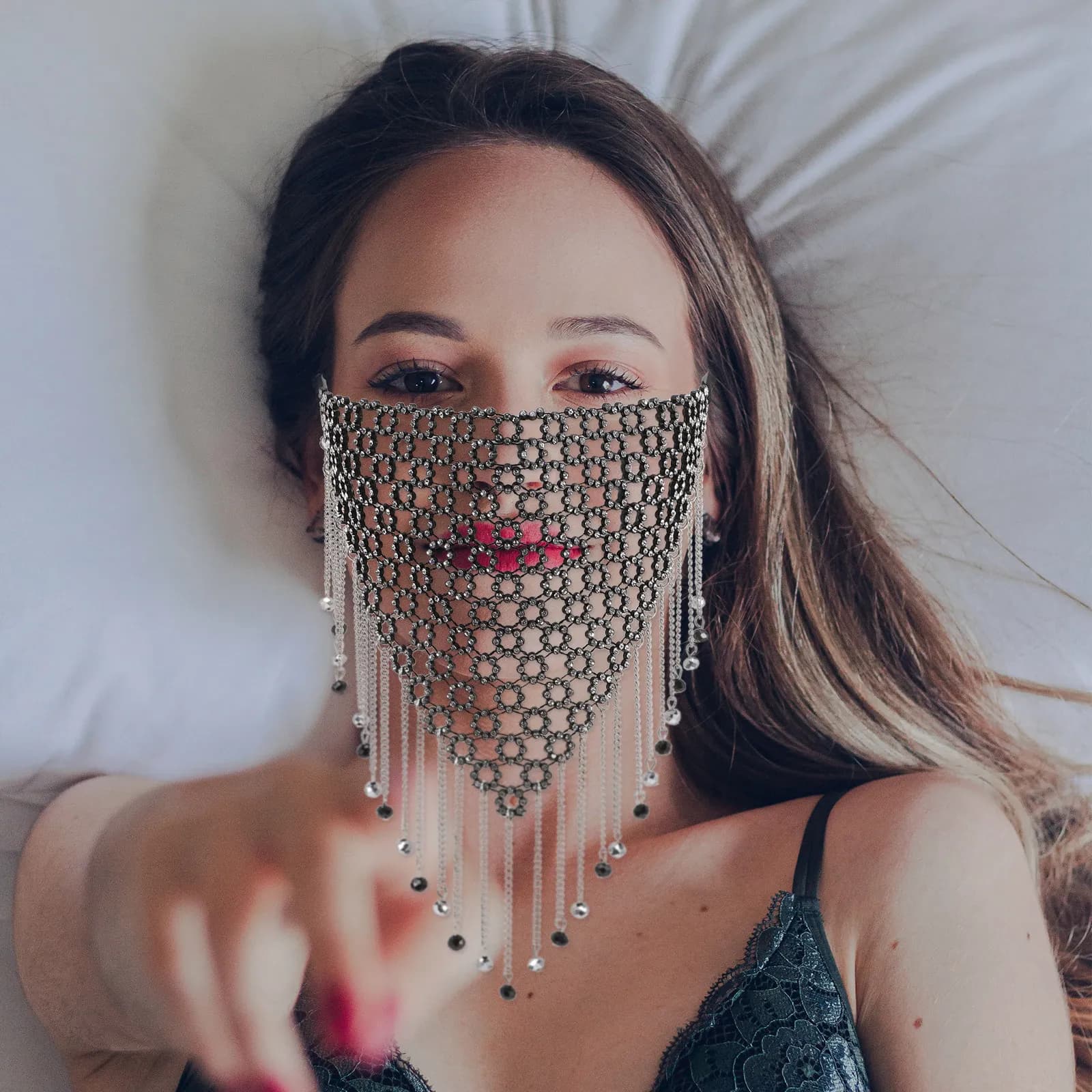 Maschera con Strass, Velo di Cristallo per Feste, Matrimoni, Spettacoli, Banchetti, Accessorio Fotografico con Catena e Nappine