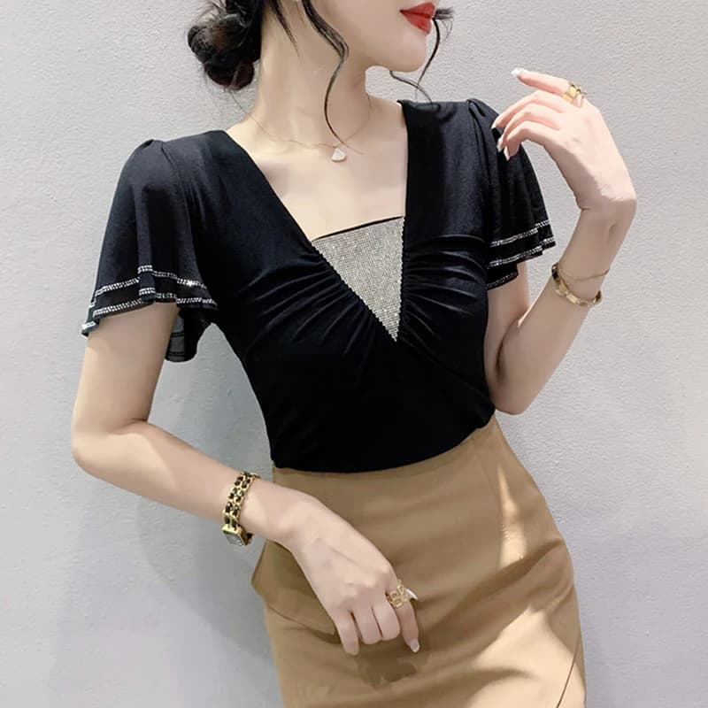 T-shirt estiva 2024 sexy con scollo a V in pizzo senza maniche, top da donna a maniche corte con ricami elaborati, T-shirt trendy a maniche a campana stile coreano