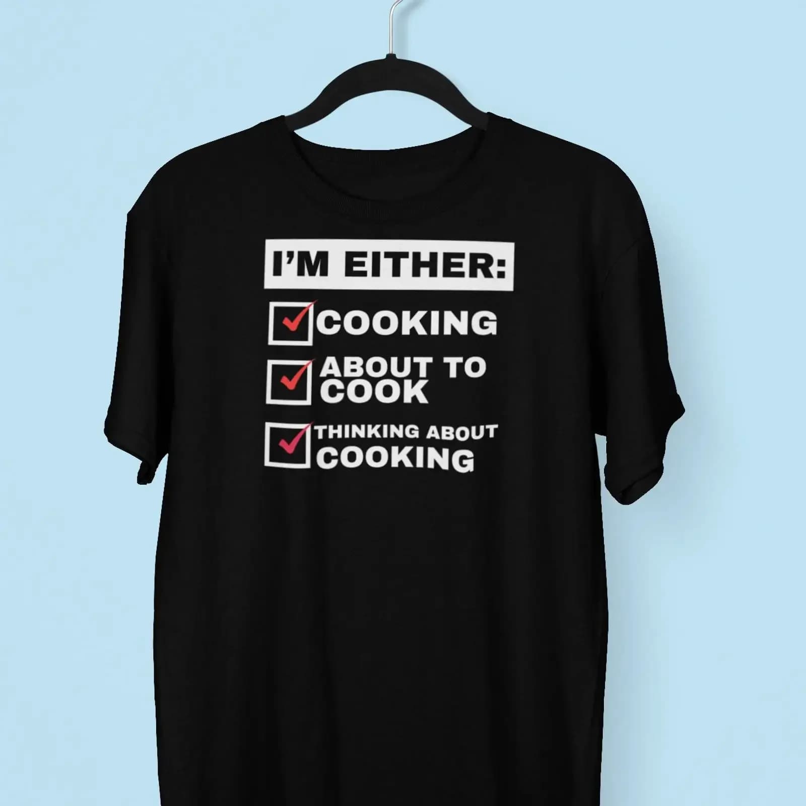 Divertente maglietta da cucina con stampa 'I'm Either About to Cook Or Thinking' per chef e amanti della cucina, top vintage effetto lavato per l'uso quotidiano.