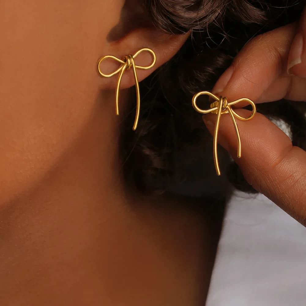 Orecchini a perno con fiocco in acciaio inossidabile placcato oro 18K, accessori fai da te di tendenza, design creativo di nicchia, alta moda, versatili.