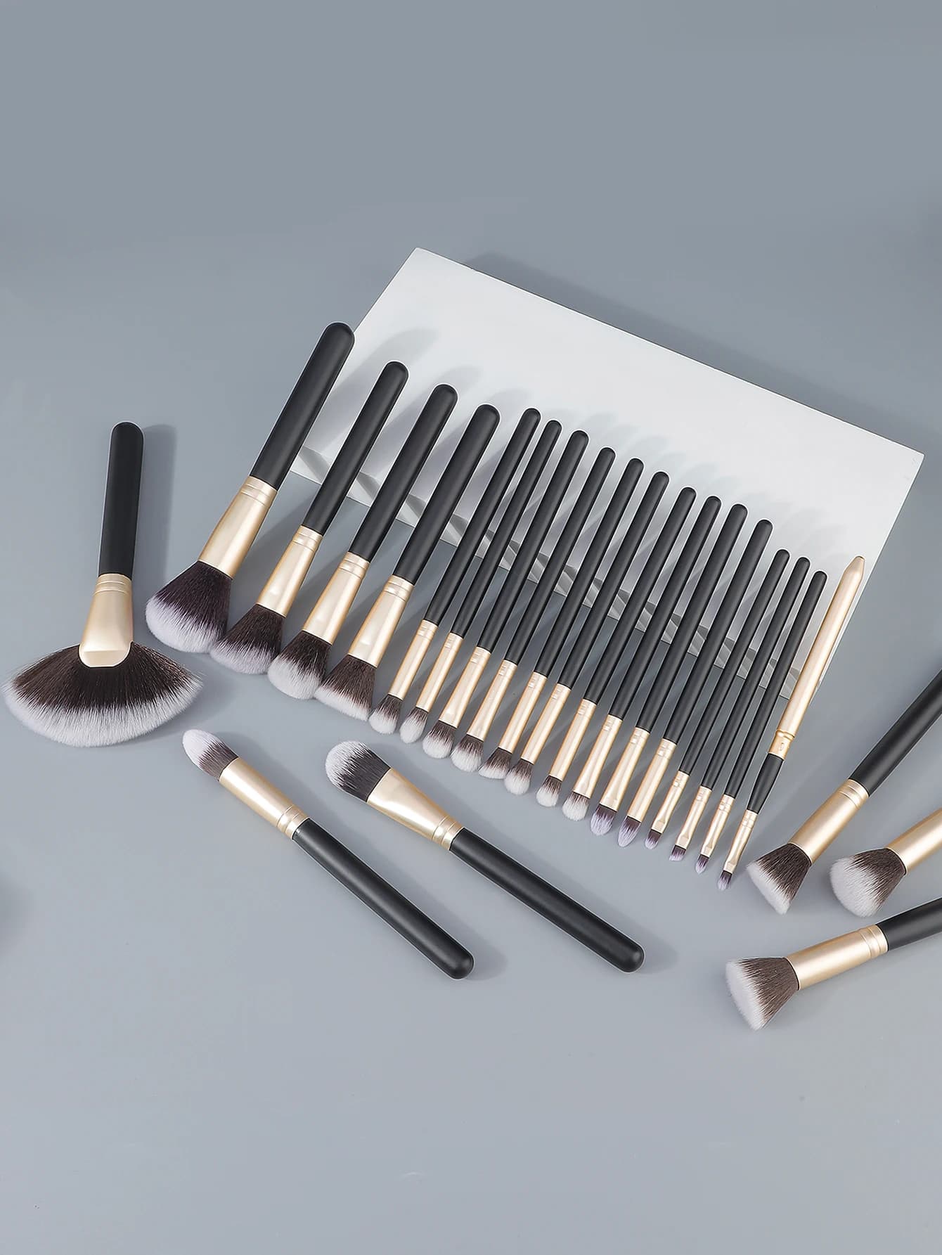 24 pennelli per trucco neri per trucco viso e occhiSet di pennelli per trucco professionale per donne e ragazze | questi pennelli sono progettati