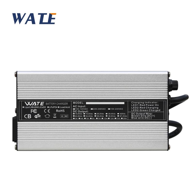 Caricabatterie 14.6V 15A 14.4V LiFePO4 caricabatteria intelligente utilizzato per batteria LiFePO4 4S 12.8V con ventola