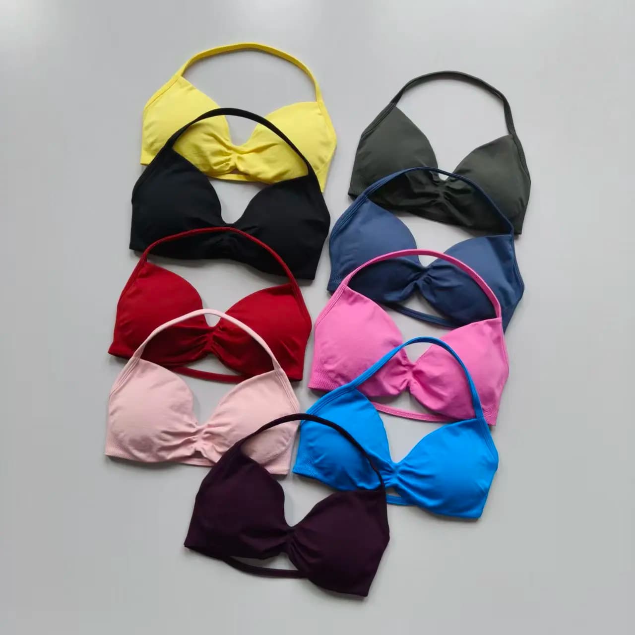 High-end sports bra with thin shoulder straps, seamless, top workout, yoga tank with curled detail, sports underwear for gym