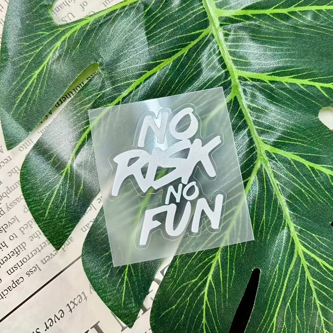 Set di 2 Adesivi in Vinile Impermeabili 'No Risk No Fun', Decalcomanie alla Moda per Casco Moto, Serbatoio, Scooter, Bici