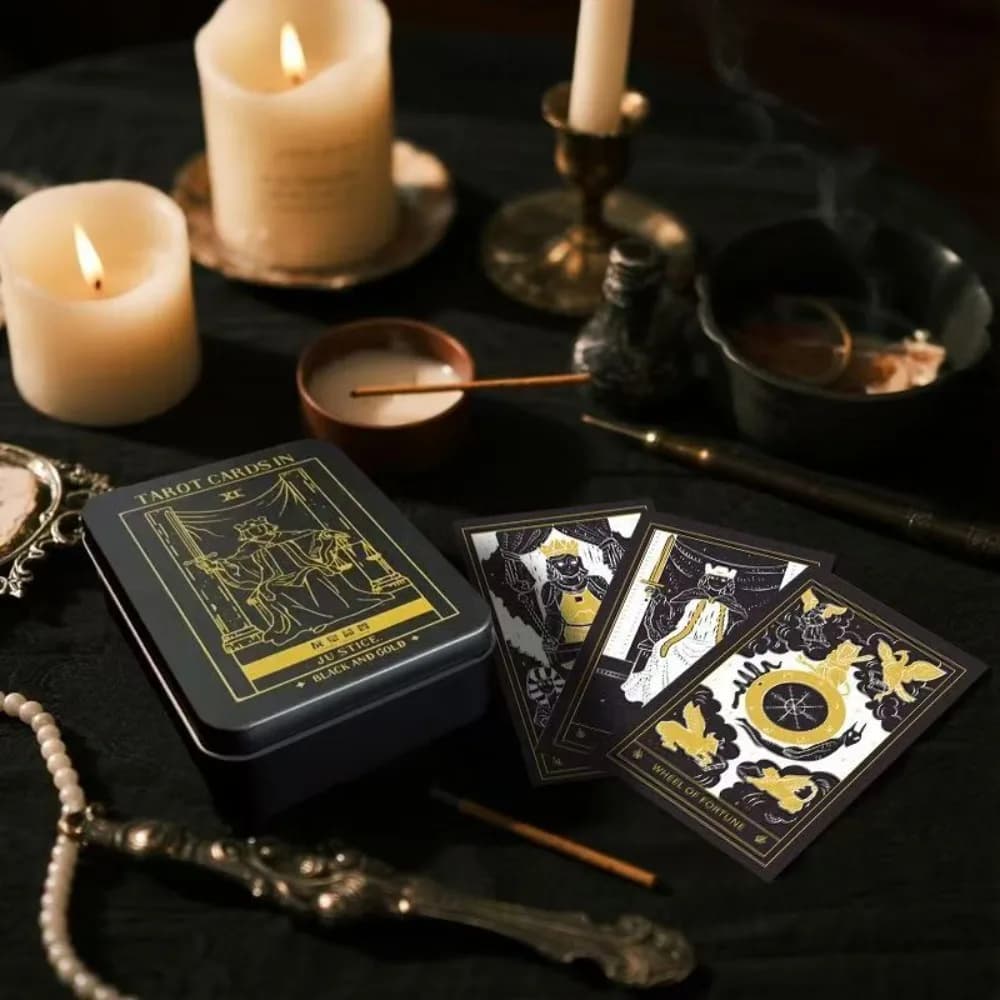 Mazzo di Tarocchi Mystic Noir Elegante Nero e Oro 10*6cm, Set Completo di 78 Carte in Scatola di Metallo, Mazzo da Viaggio per Saggezza e Guida