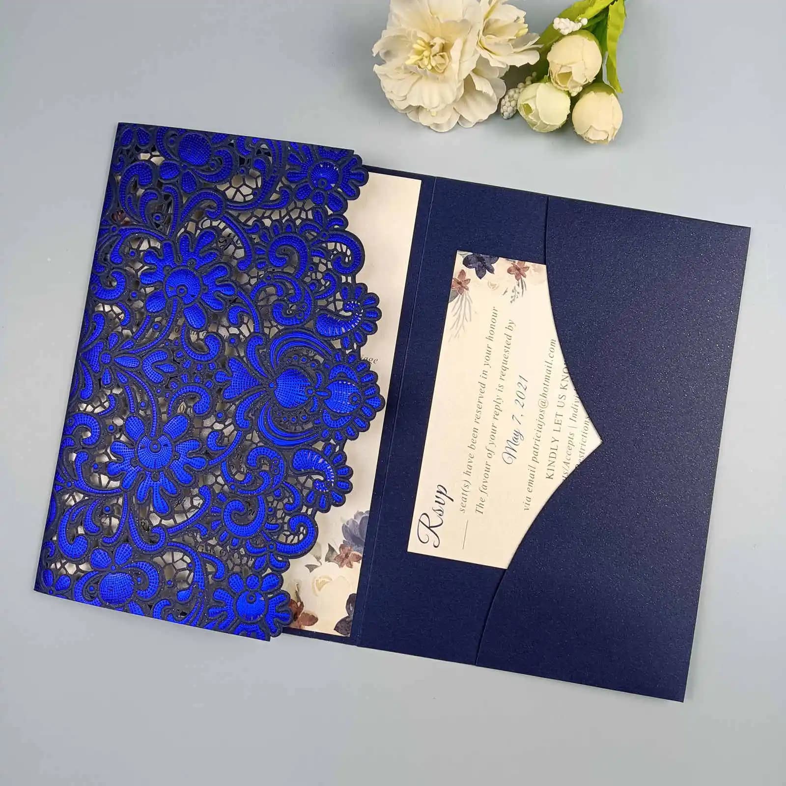 1 pz Bianco Rosso Nero Rosa Blu Navy Laser Cut triplo Carte di Invito a Nozze 3 volte Invito Tascabile Personalizzato RSVP Personalizzato